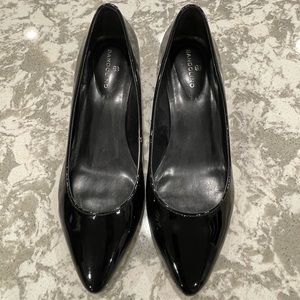 Bandolino black patent pumps